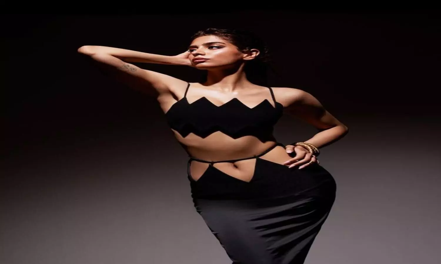Khushi Kapoor ने अपने ब्लैक कट आउट ड्रेस और दिलकश तस्वीरों से इंटरनेट पर मचाया तहलका