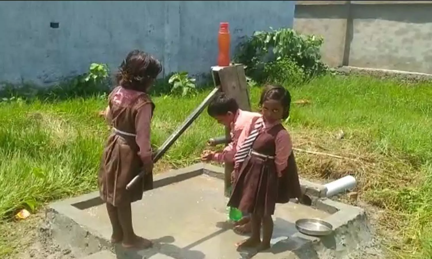 Rejuvenation mission of schools failed in Amethi, children of government school are forced to drink contaminated water