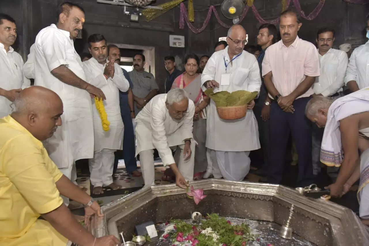 Bihar: CM नीतीश के मुस्लिम मंत्री के साथ विष्णुपद मंदिर जाने पर बवाल, पंडा समाज नाराज, गर्भगृह को गंगा जल से धोया