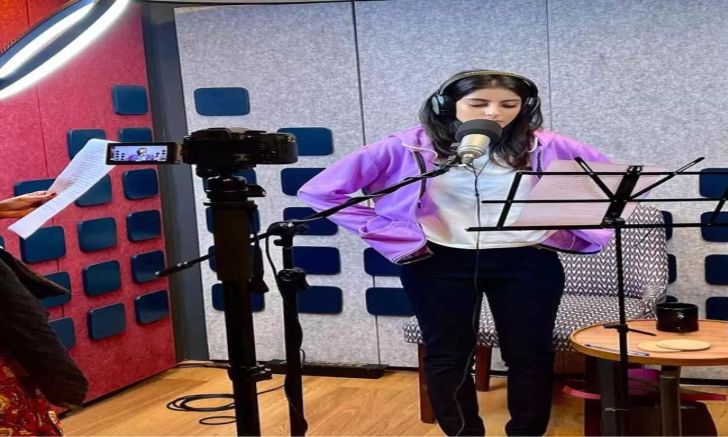 Navya Naveli Nanda ने शेयर की अपनी रिकॉर्डिंग स्टूडियो से सॉन्ग रिकॉर्ड करती हुई तस्वीर