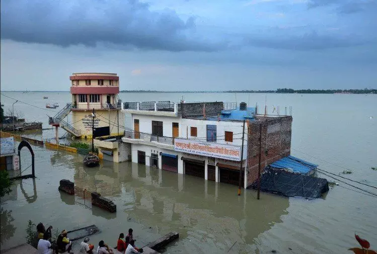 flood situation in prayagraj ganga yamuna river water level rising