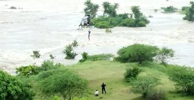 Jhansi: आर्मी ने झांसी में टापू पर फंसे 4 लोगों का किया रेस्क्यू, DM बोले- नदी किनारे बसे गांव वाले रहें सतर्क