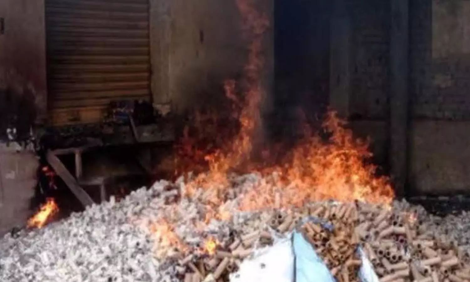 Fire breaks out in firecracker factory in Meerut, one dead, many scorched