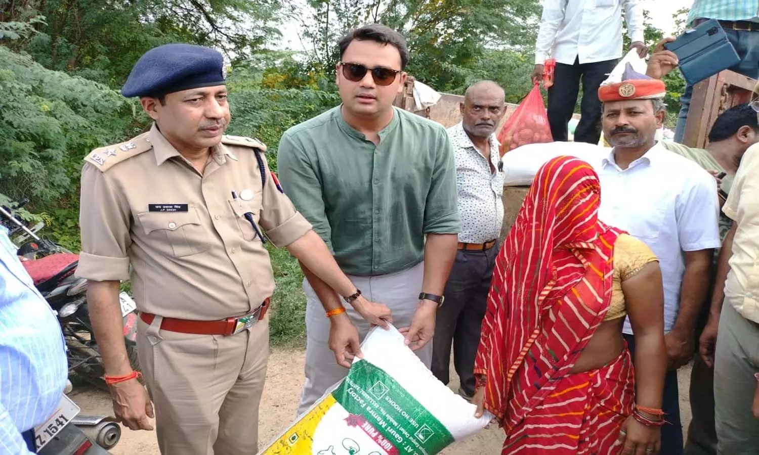 DM SSP is delivering relief material to flood affected areas in Etawah, administration on alert mode