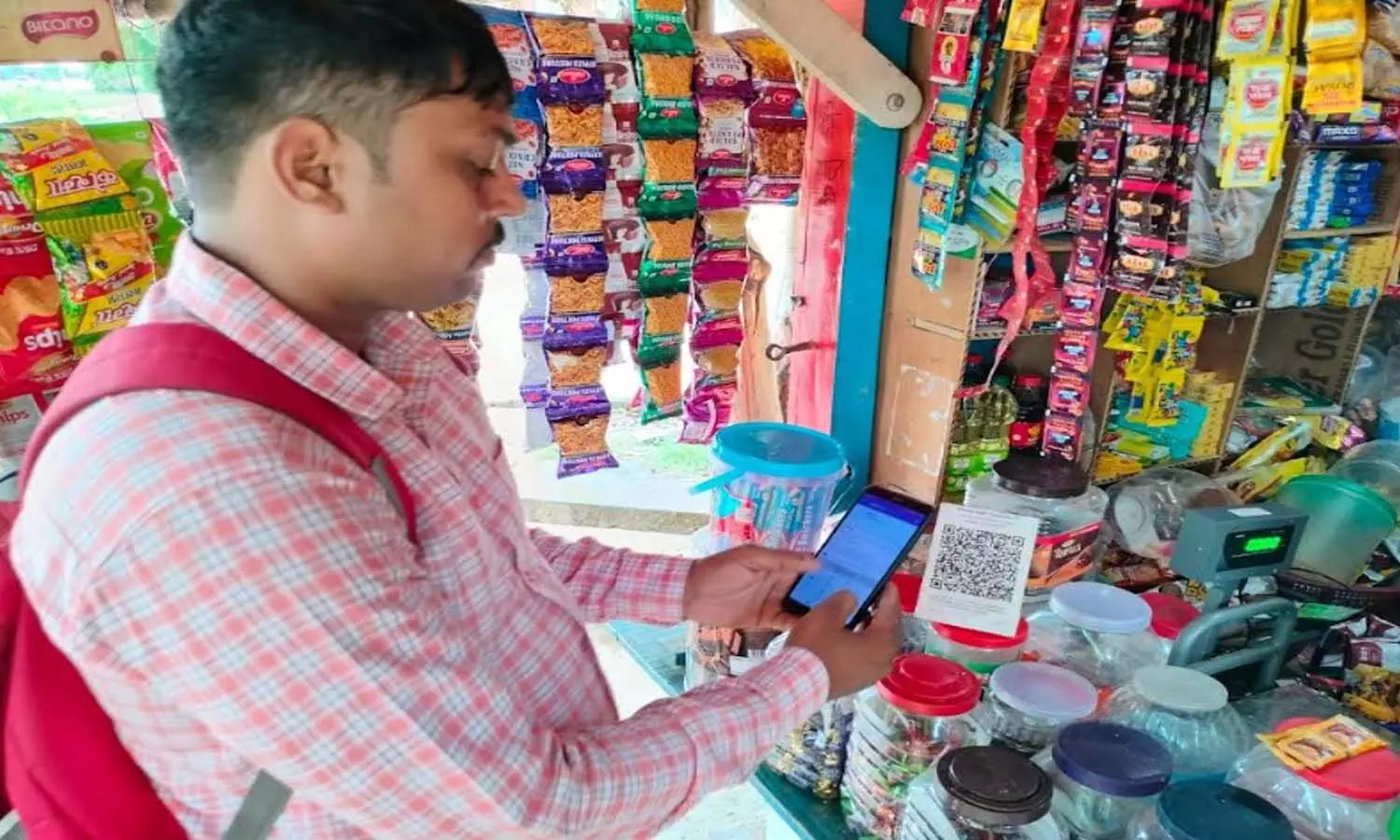 The craze of cashless transactions is increasing in the villages of Prayagraj, villagers became aware of online payment