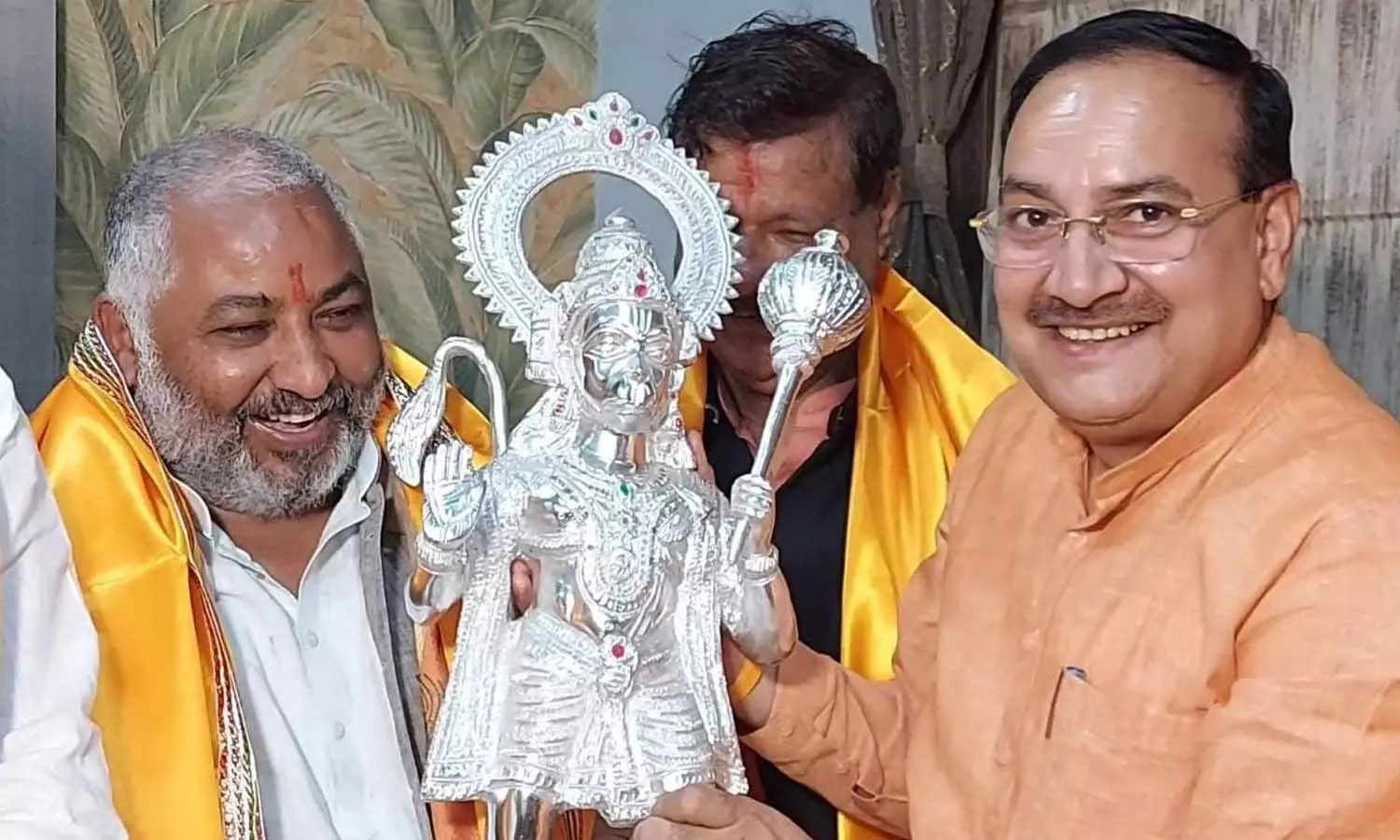 Shobharam Sharma welcomes Transport Minister Dayashankar Singh with a statue of Hanuman ji: