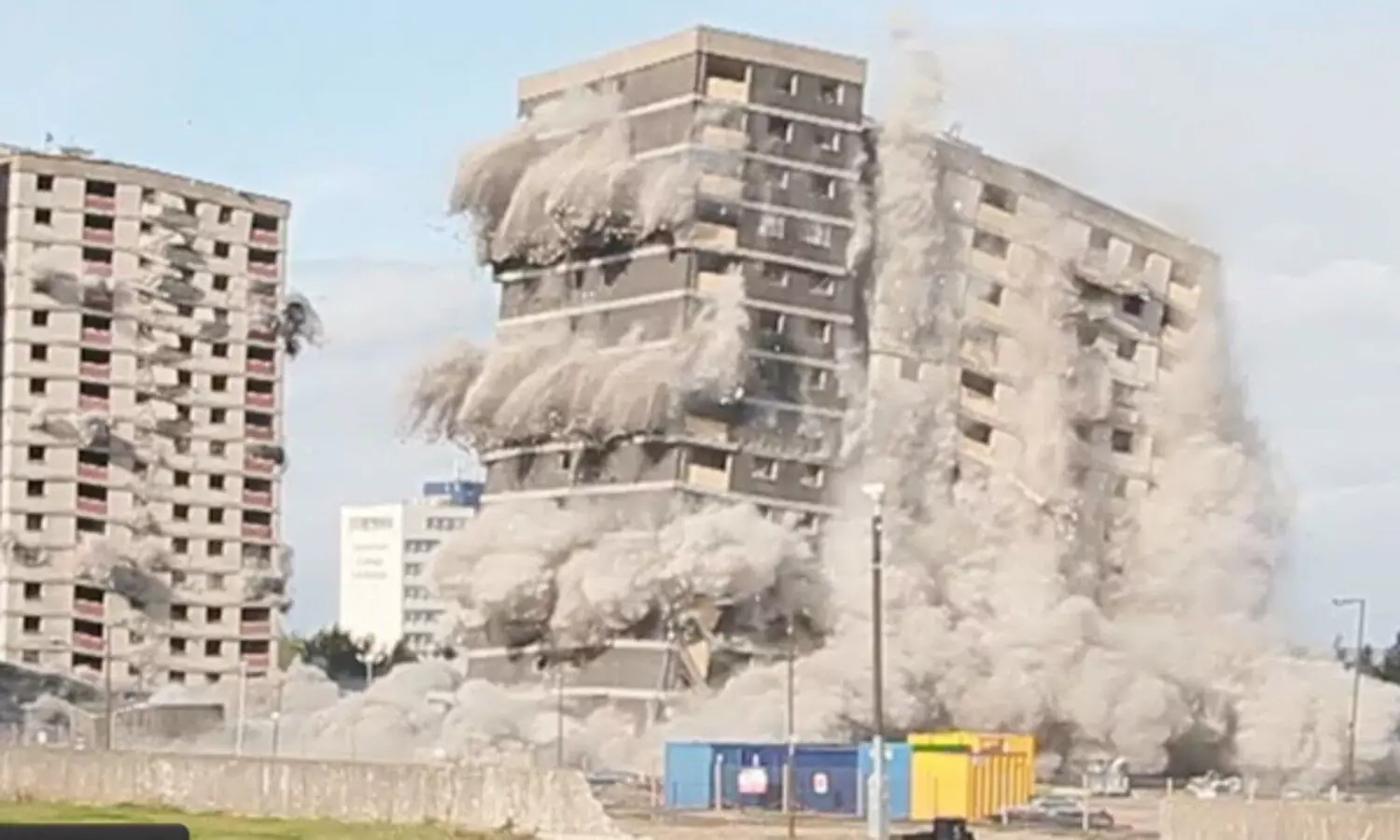 Building Demolition Video: कुछ सेकेंड ध्वस्त हुआ पूरा टॉवर, आसमान छूती इमारत हुई चकनाचूर
