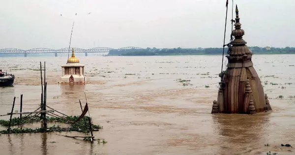 Flood in Varanasi ganga river water level high ghat in varanasi me badh Latest News on Floods Varanasi Newstrack Hindi | Flood in Varanasi: बाढ़ में डूबा वाराणसी, तस्वीरें में देखें उफनाई