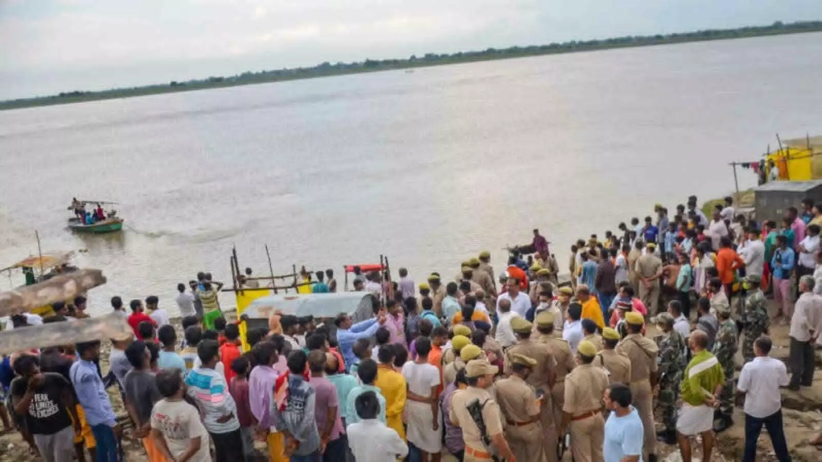 ghazipur boat carrying 25 passengers capsized in river 5 children missing many critical condition