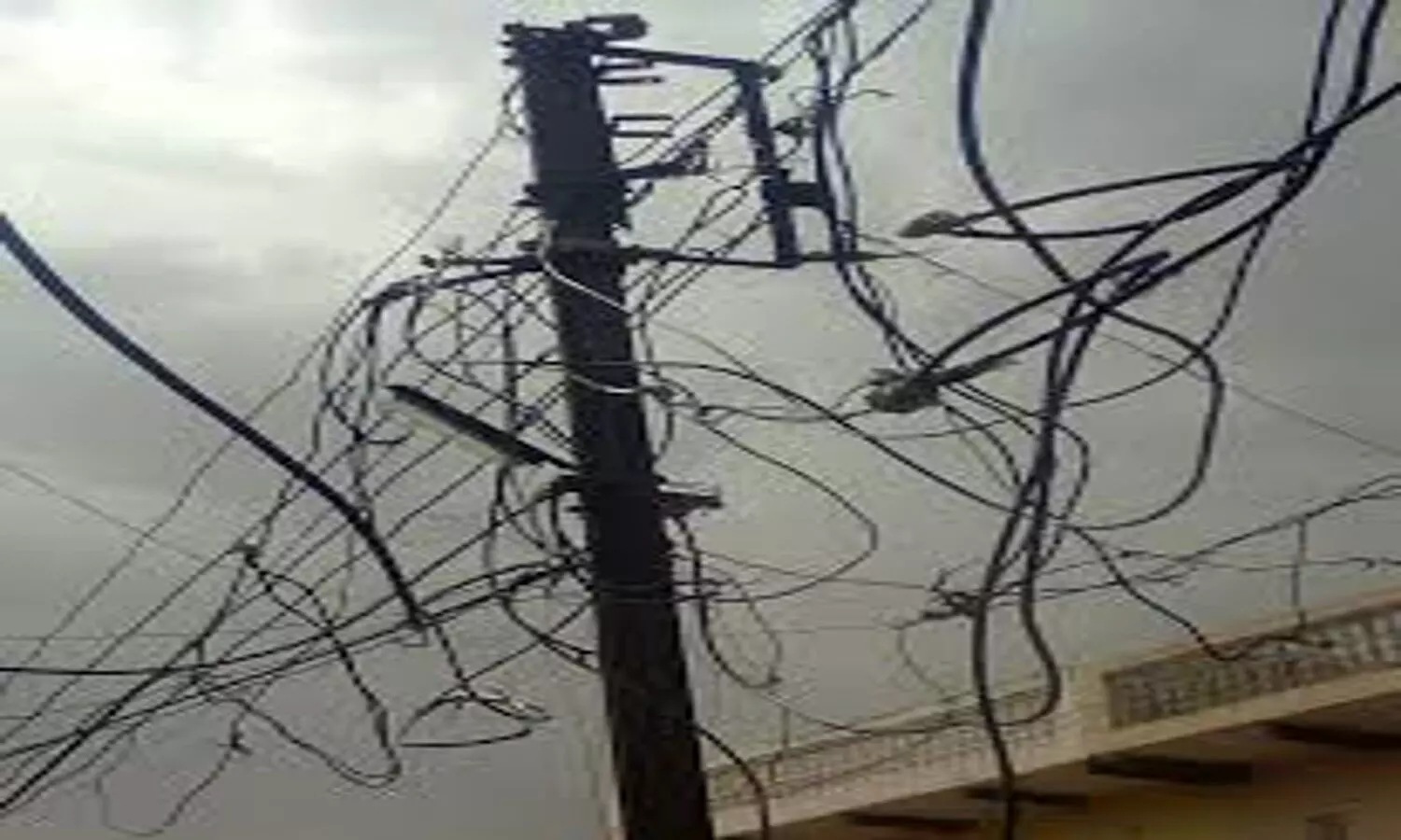 Jaunpur: विद्युत विभाग के जर्जर तार दे रहे है दुर्घटना को दावत, विभाग बेखबर