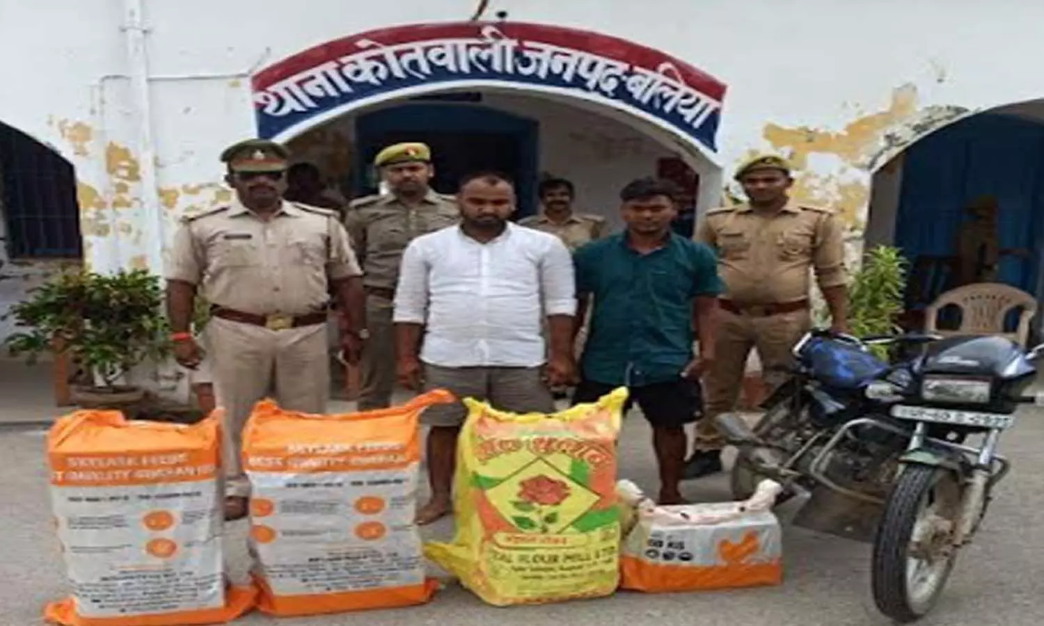 Ballia Police arrested two people with 10 boxes of illegal English liquor