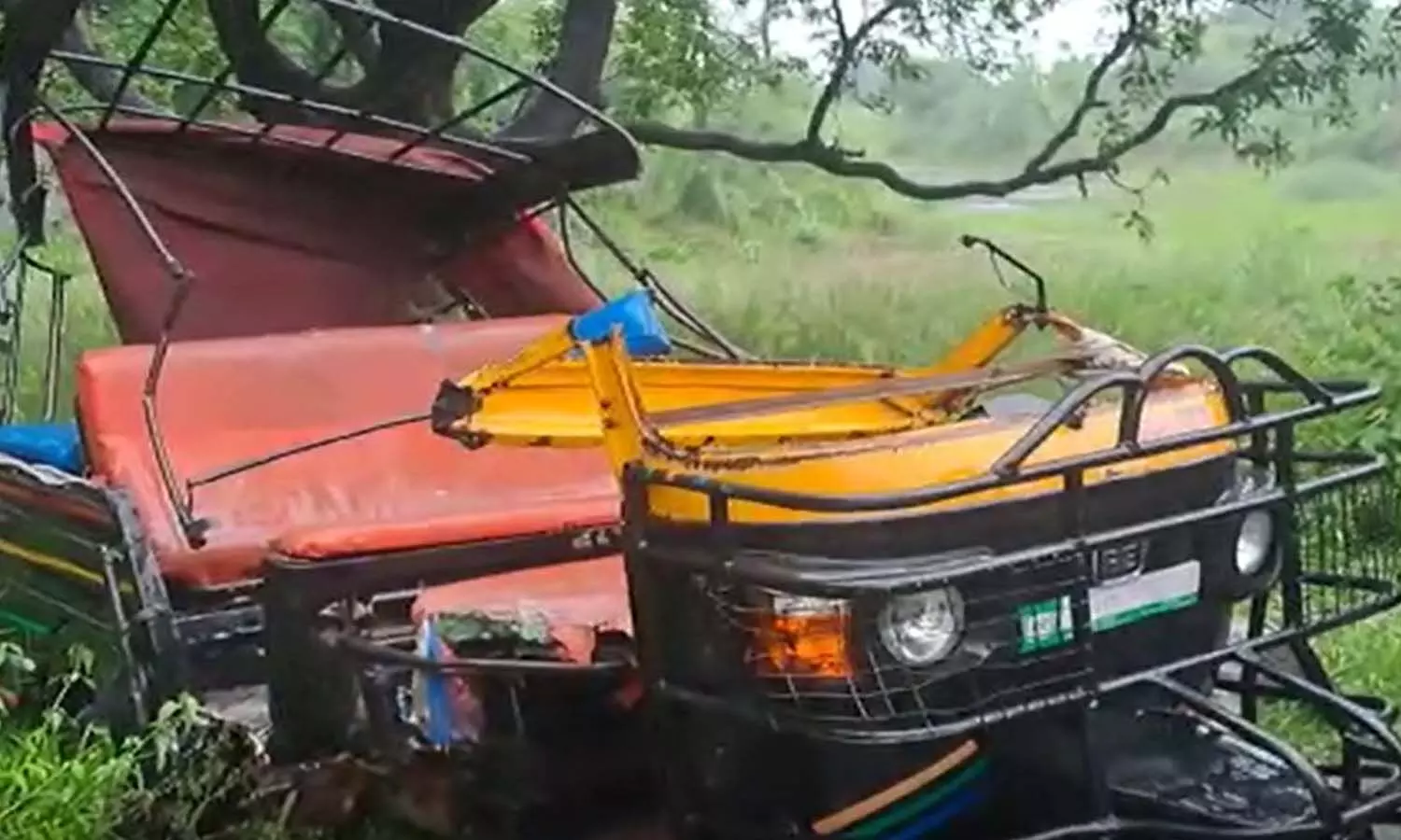 About a dozen people injured in a road accident in Ballia, mostly children