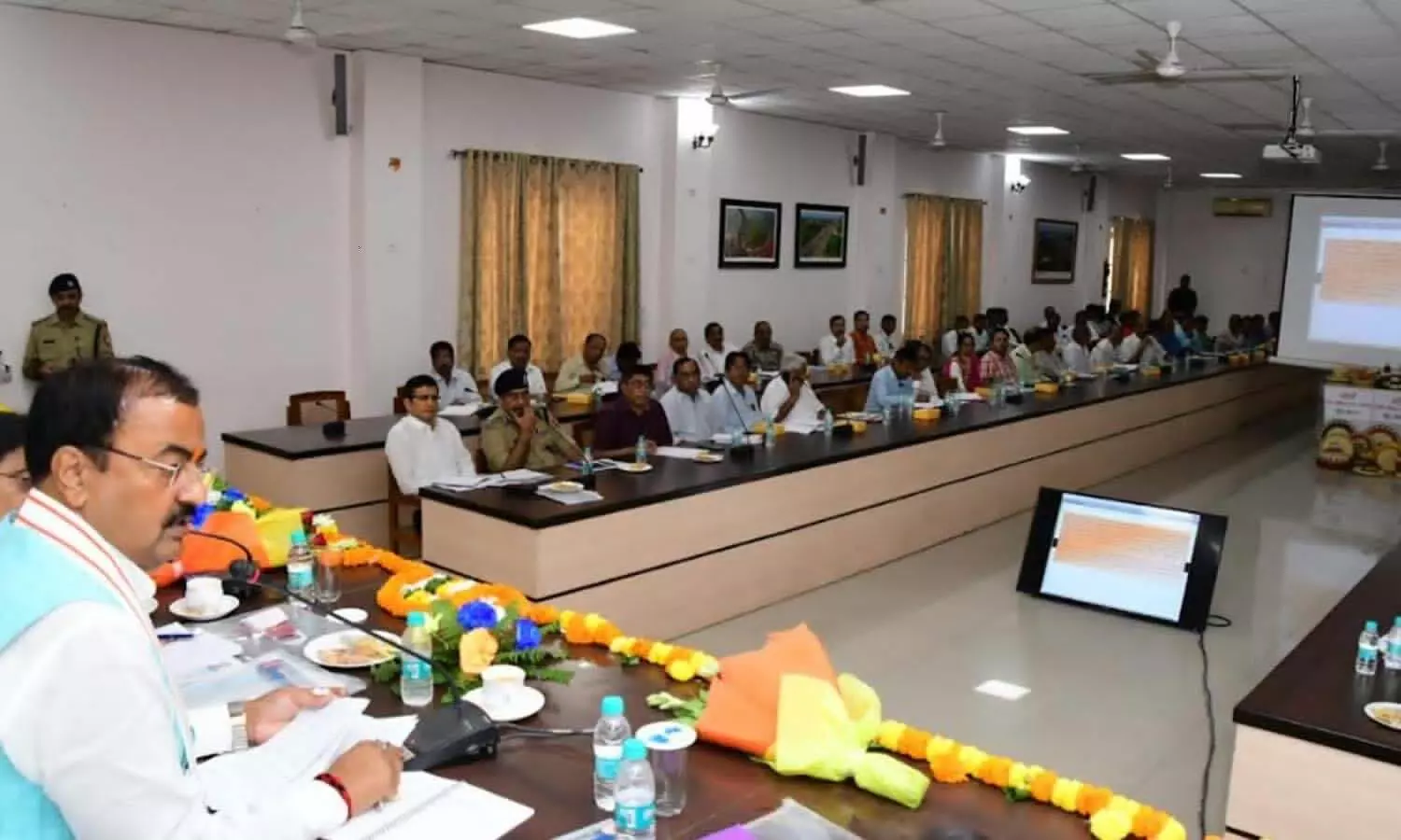 Prayagraj News: डिप्टी सीएम केशव मौर्य ने की विकास कार्यों की समीक्षा बैठक