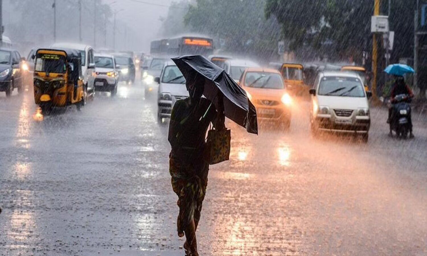 Heavy Rain in South India: Heavy rains disrupted life in South India, people going to office by tractor in Bengaluru