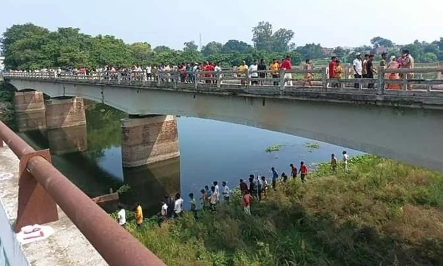 The girl student who came out for coaching jumped in the river, rescue operation continues