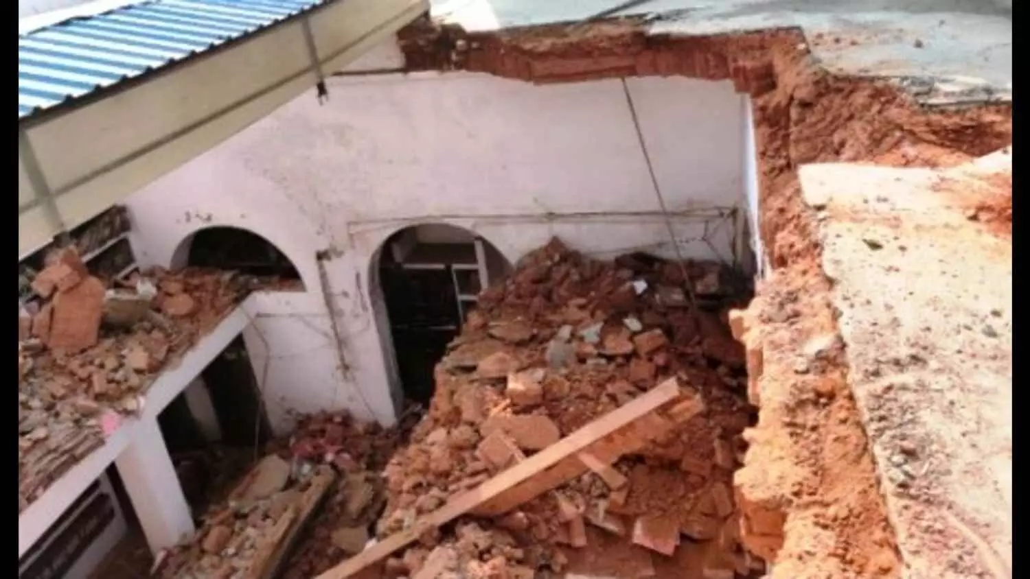 old building collapsed in prayagraj many people died