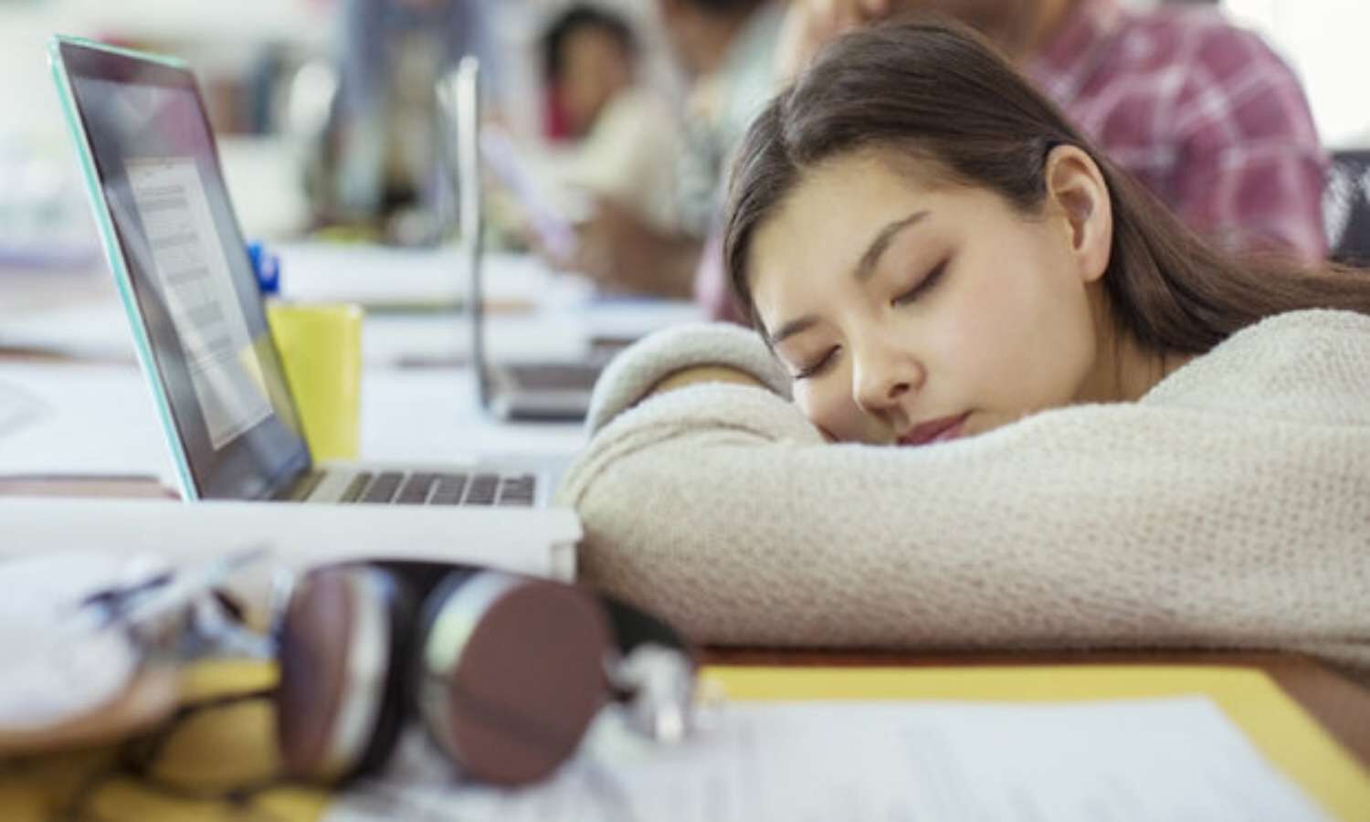 feel-sleepy-during-daytime-at-work-or-after-lunch-causes-and-prevention