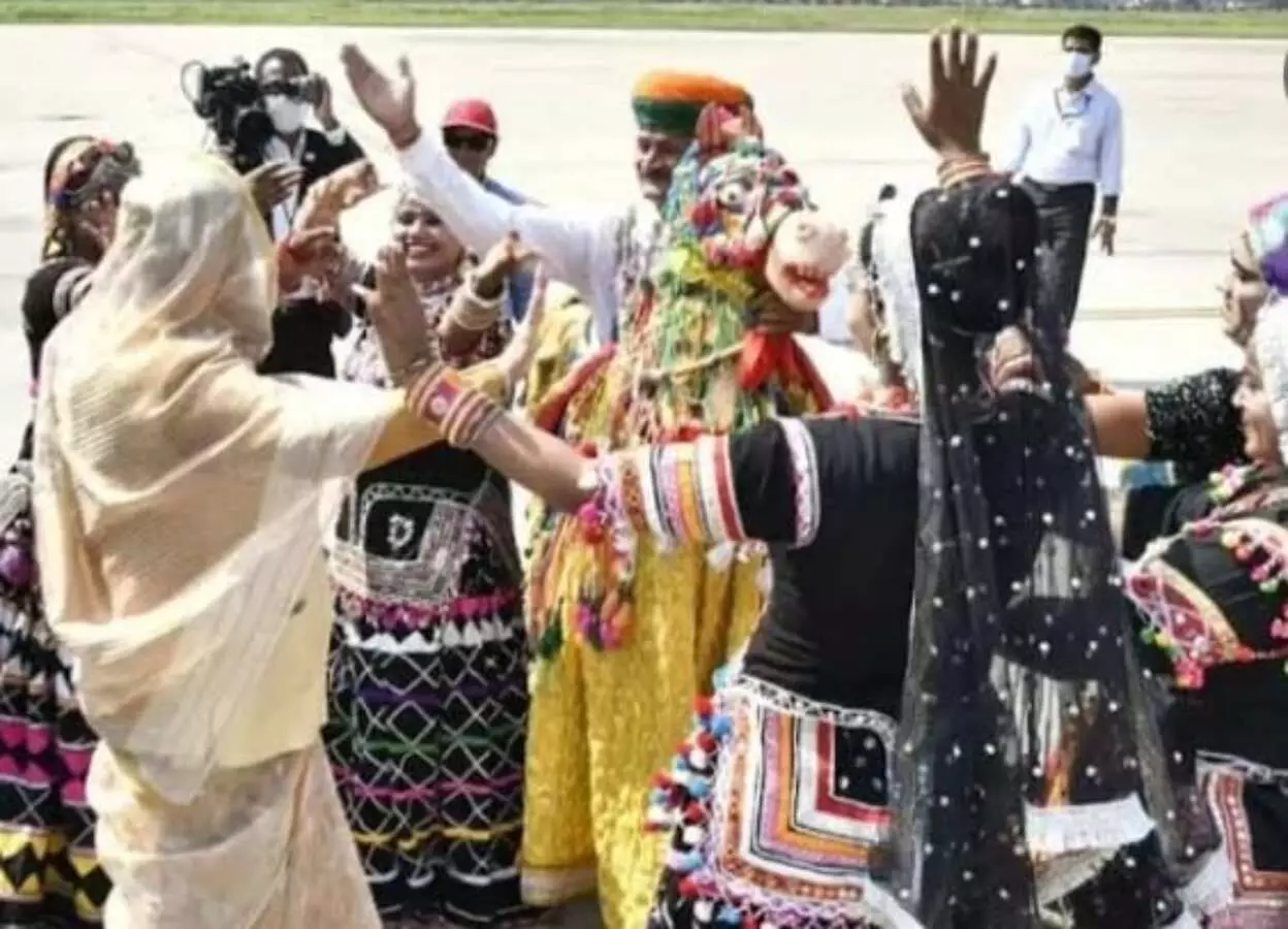 bangladesh pm sheikh hasina dance at jaipur airport ziyarat in ajmer sharif dargah