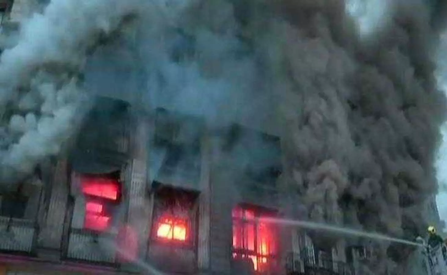 massive fire broke out at prabhadevi in mumbai live updates