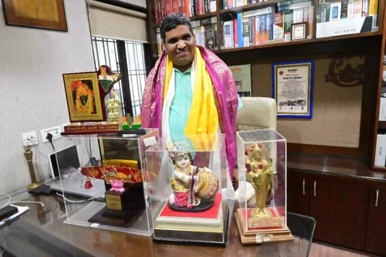 lucknow man ashish verma is biggest fan of pm modi huge collection of prime minister gifts