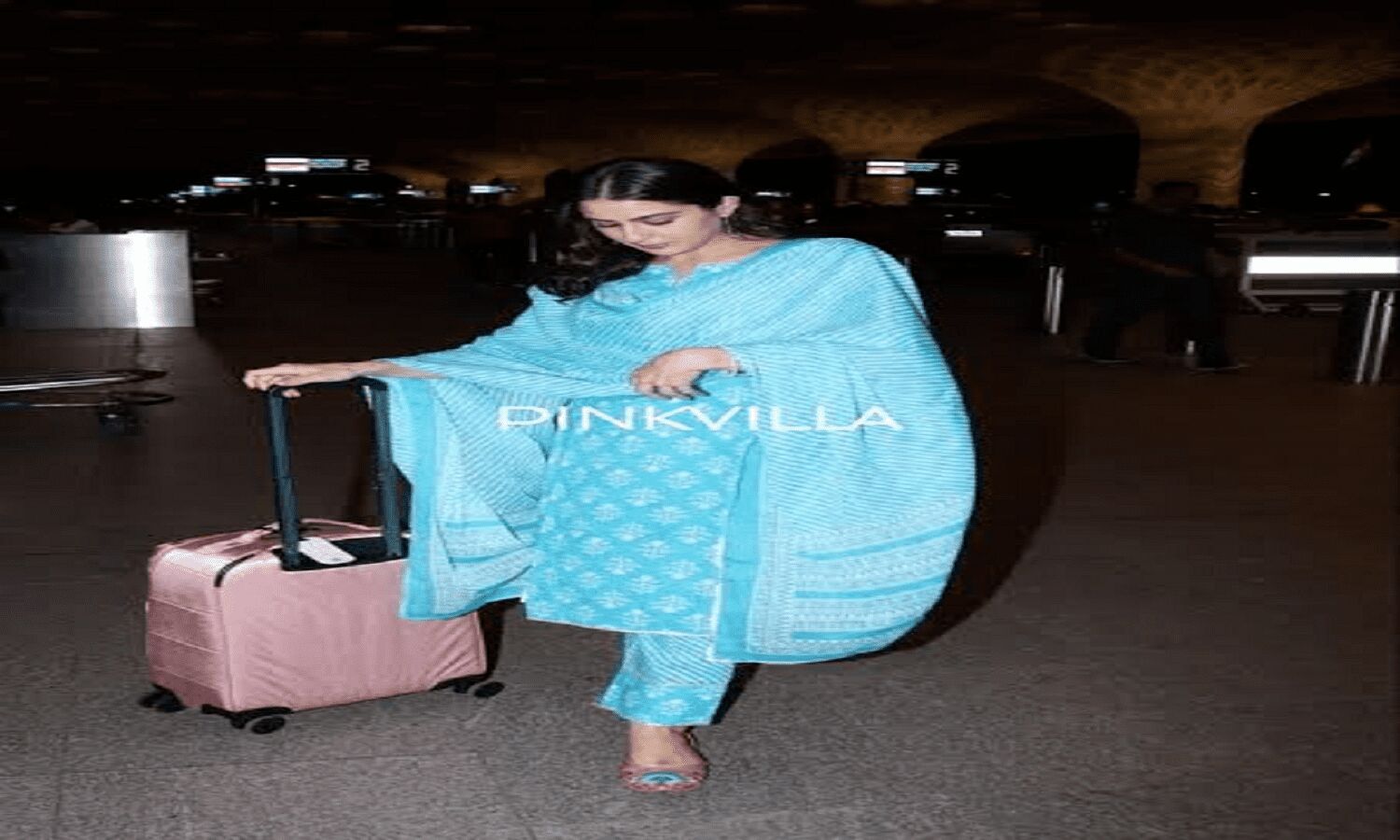 Sara Ali Khan was spotted at the airport, gave such a reaction after seeing the media