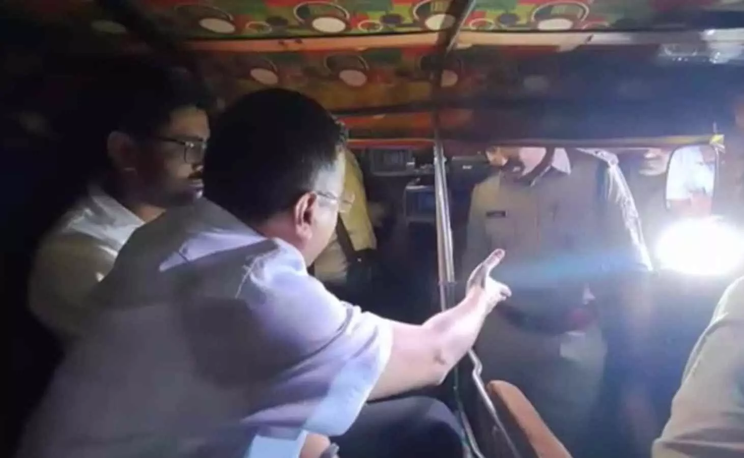 clash between delhi cm arvind kejriwal and gujarat police over dinner at auto driver home