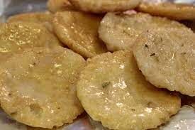 Karwa Chauth Receipe: Karwa Chauth sargi is incomplete without sweet mathris, its recipe is very easy.