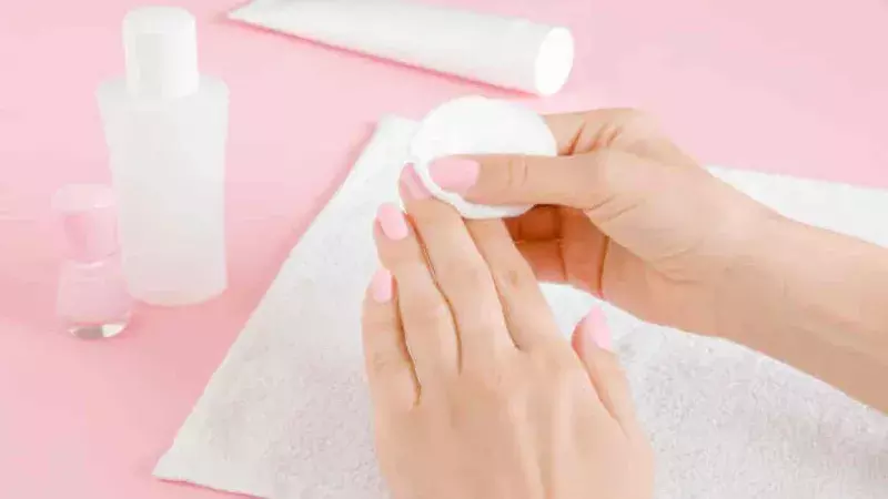 How to remove nail polish without using a remover Remove nail polish  without Remover | Nail Paint Remover Tips: नेल पेंट रिमूवर के बिना भी इन  आसन तरीकों से हटा सकते हैं