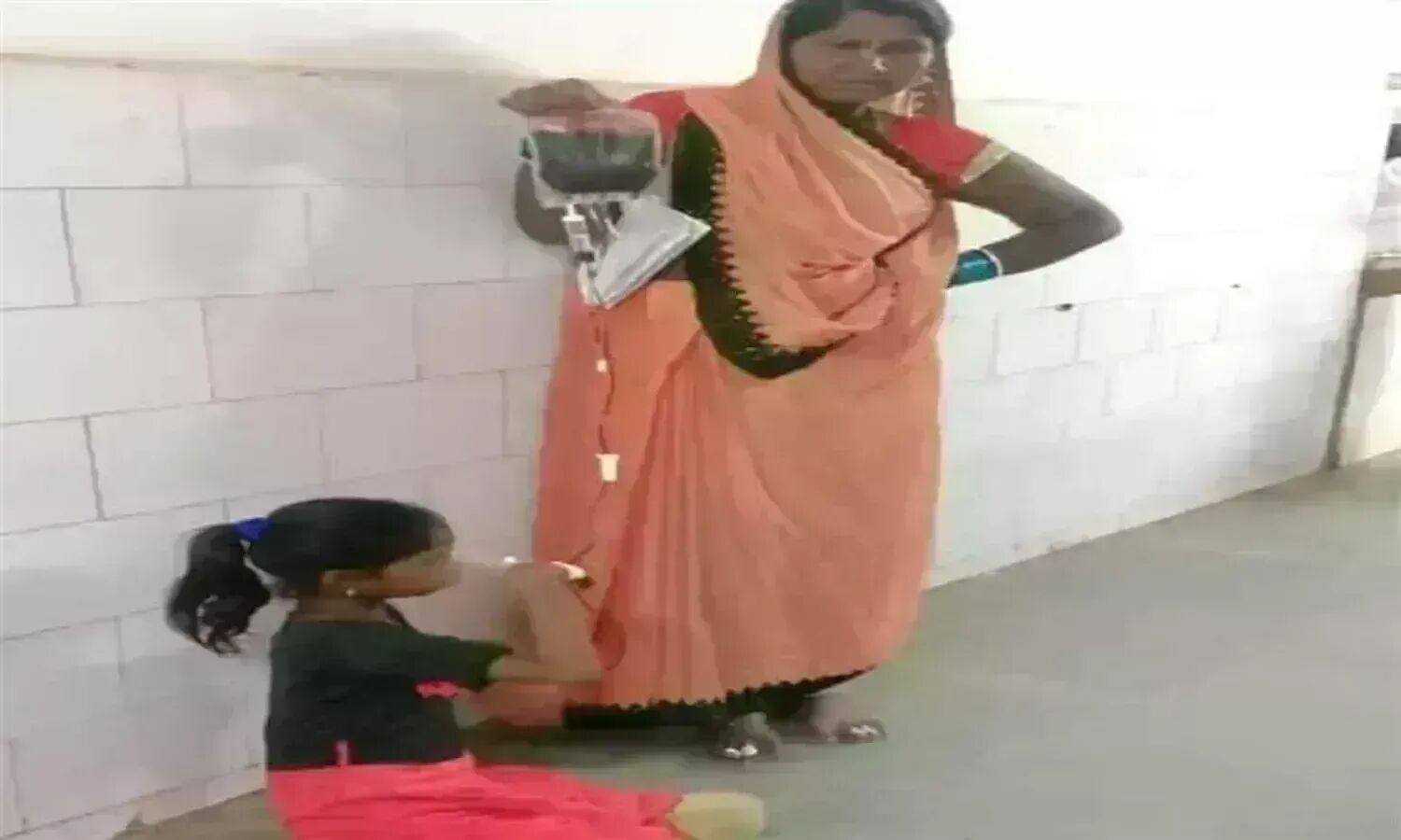 Madhya Pradesh: The health system of the state of Madhya Pradesh groaning, blood was offered to the girl sitting on the ground in the hospital