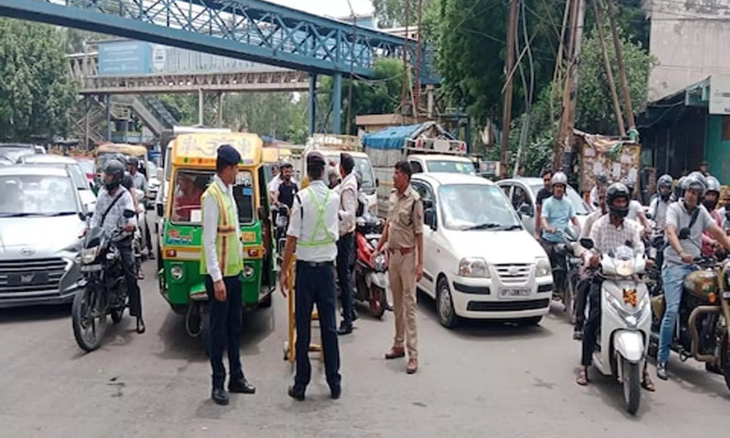 Due to the apathy of the city administration traffic police in Kaushambi, incurable jam became incurable in Bharwari Nagar.