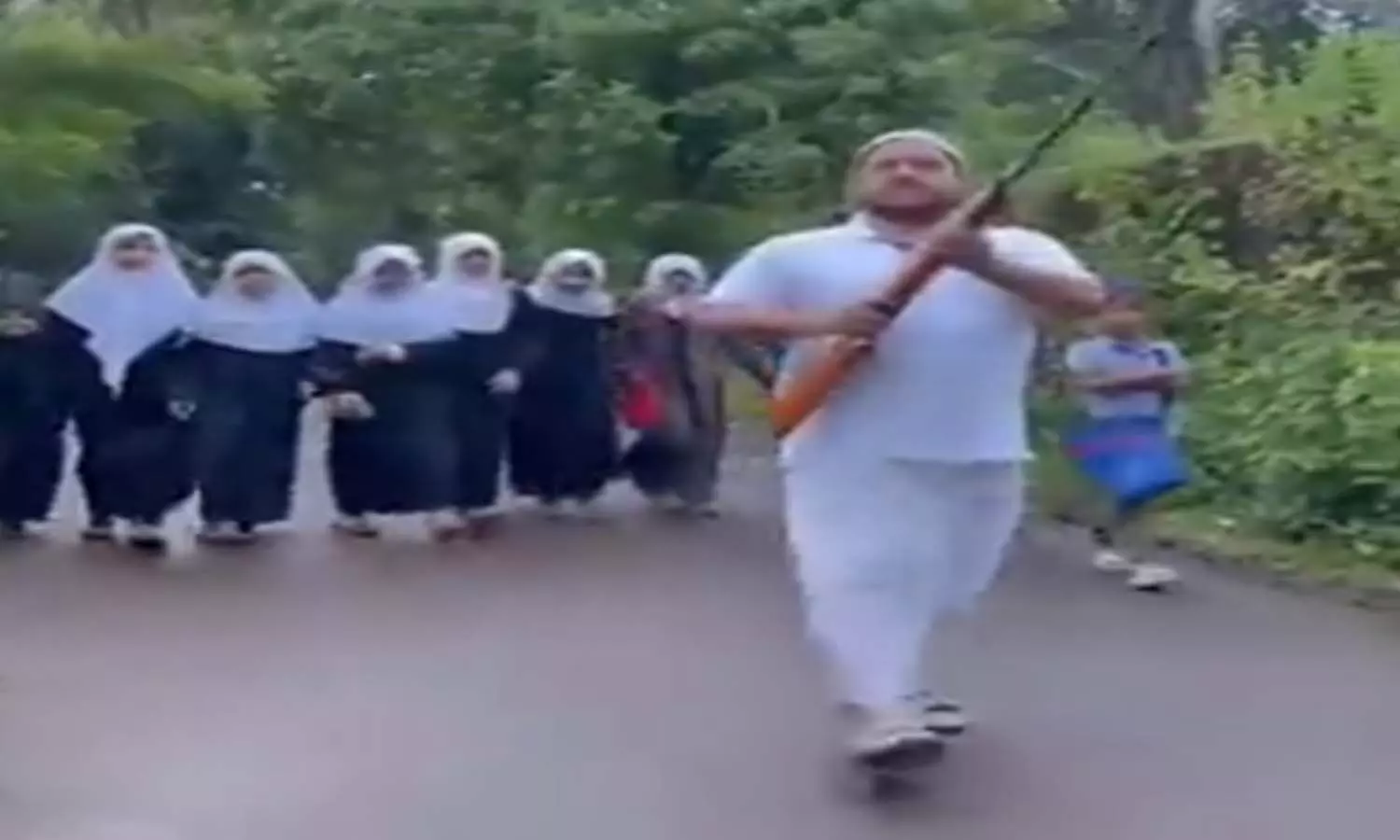 Stray dogs wreak havoc in Kerala, a man carrying a gun reached the girls to leave the madrasa, Video Viral
