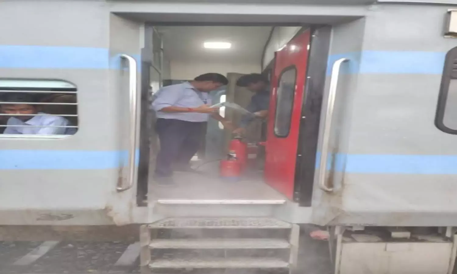 Hapur News fire in Satyagraha Express train toilet panic among passengers | Hapur News: सत्याग्रह एक्सप्रेस ट्रेन के टॉयलेट में लगी आग, यात्रियों में मची अफरातफरी | News Track in Hindi