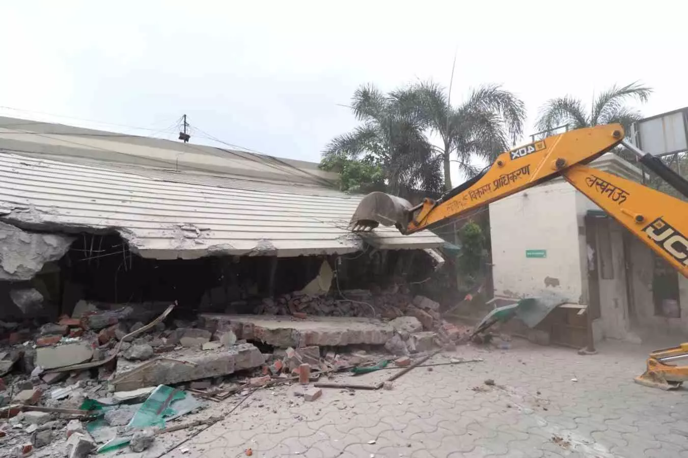 bulldozer on illegal buildings of bahubali atiq ahmad in lucknow lda in action