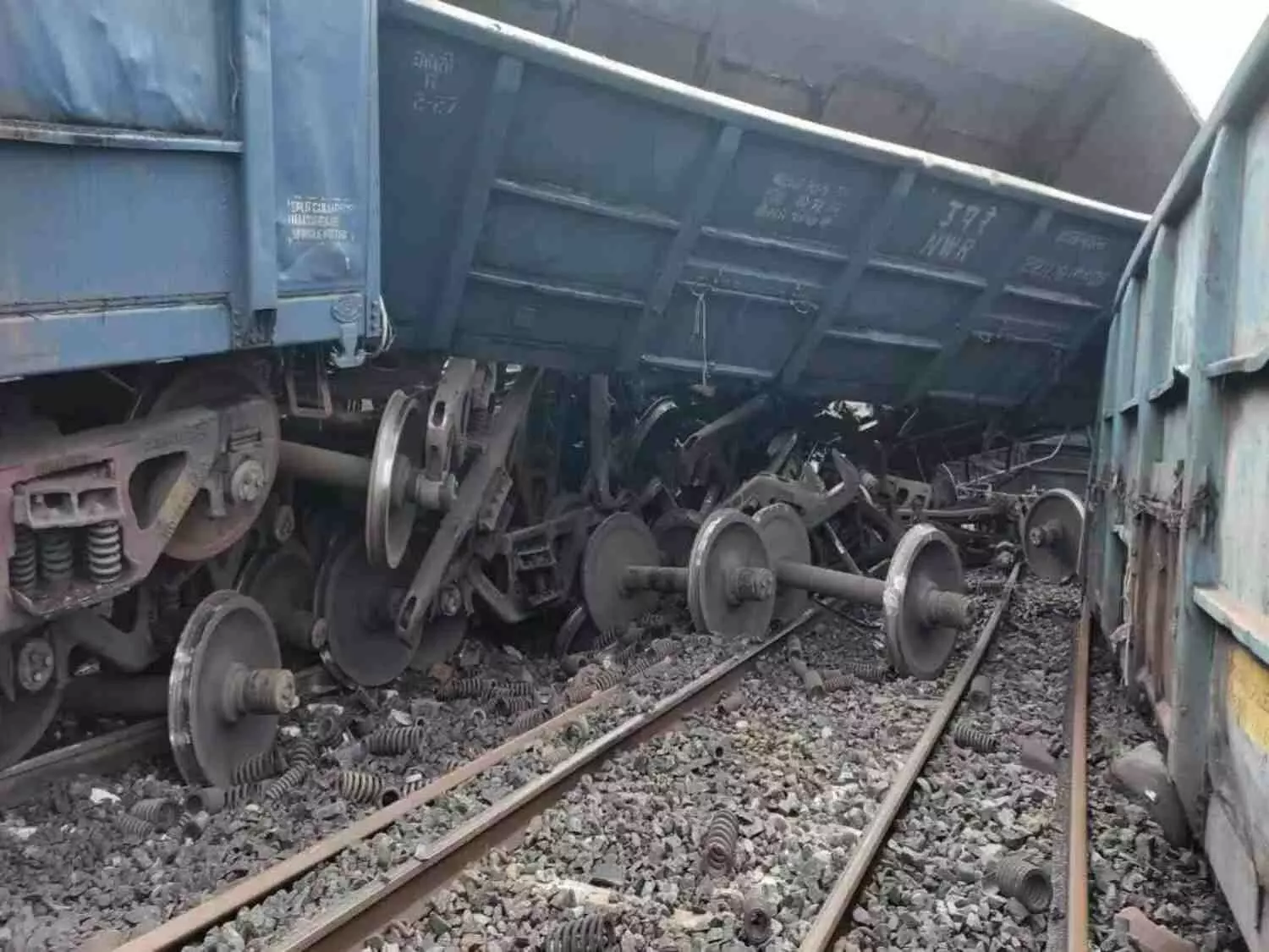 train derail in sasaram 22 coaches of goods train derailed delhi howrah route affected