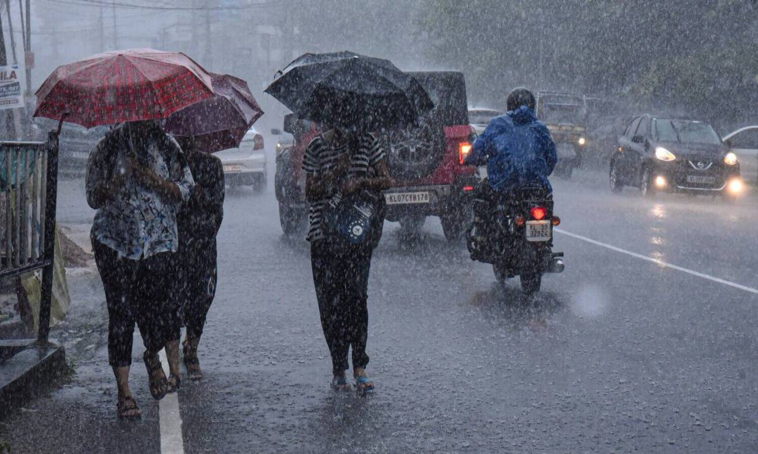 Weather Today: Heavy rain warning in many states today, clouds will rain heavily in UP too