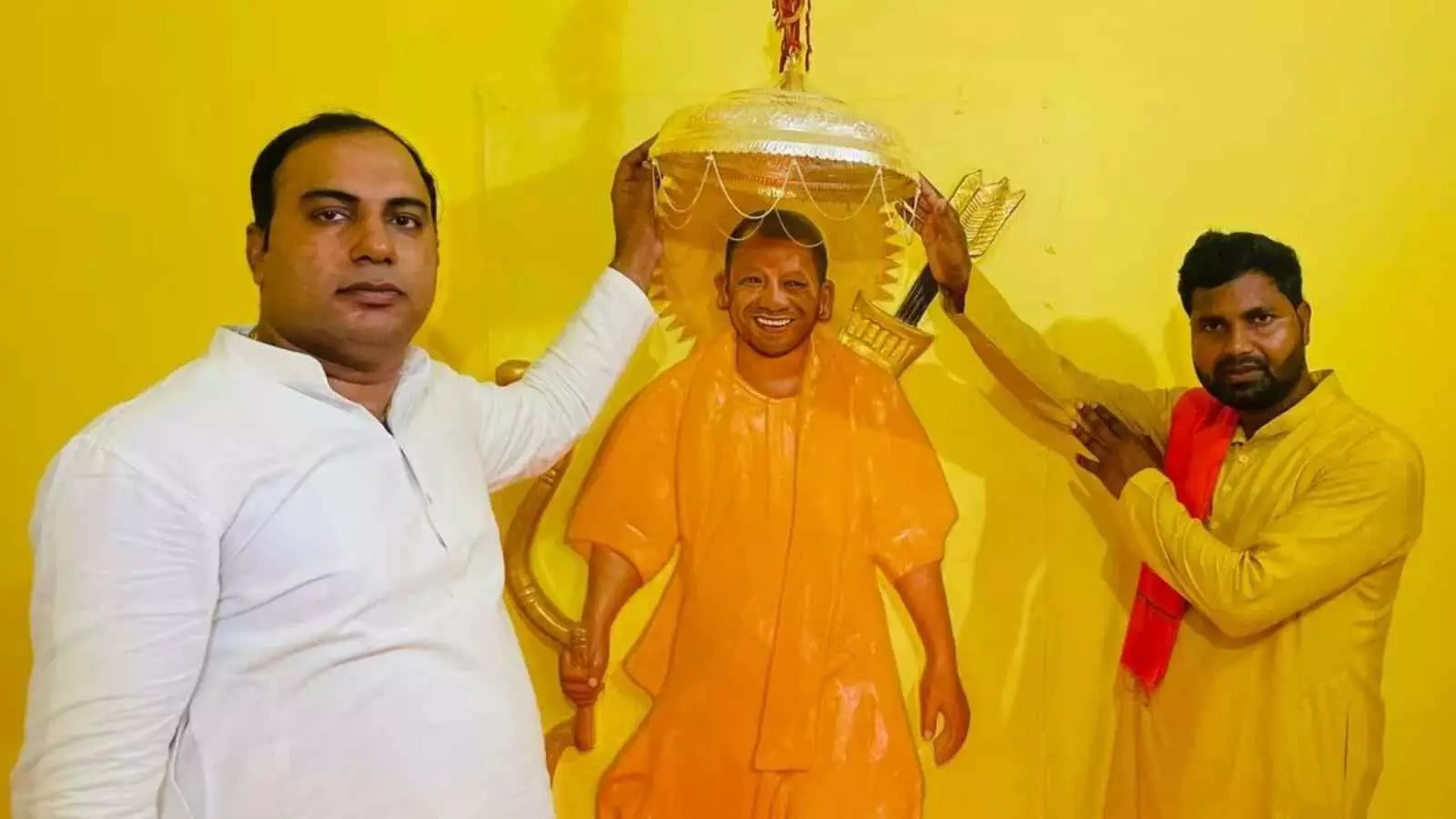 amit jani reached yogi temple in ayodhya offered silver umbrella amit jani political career