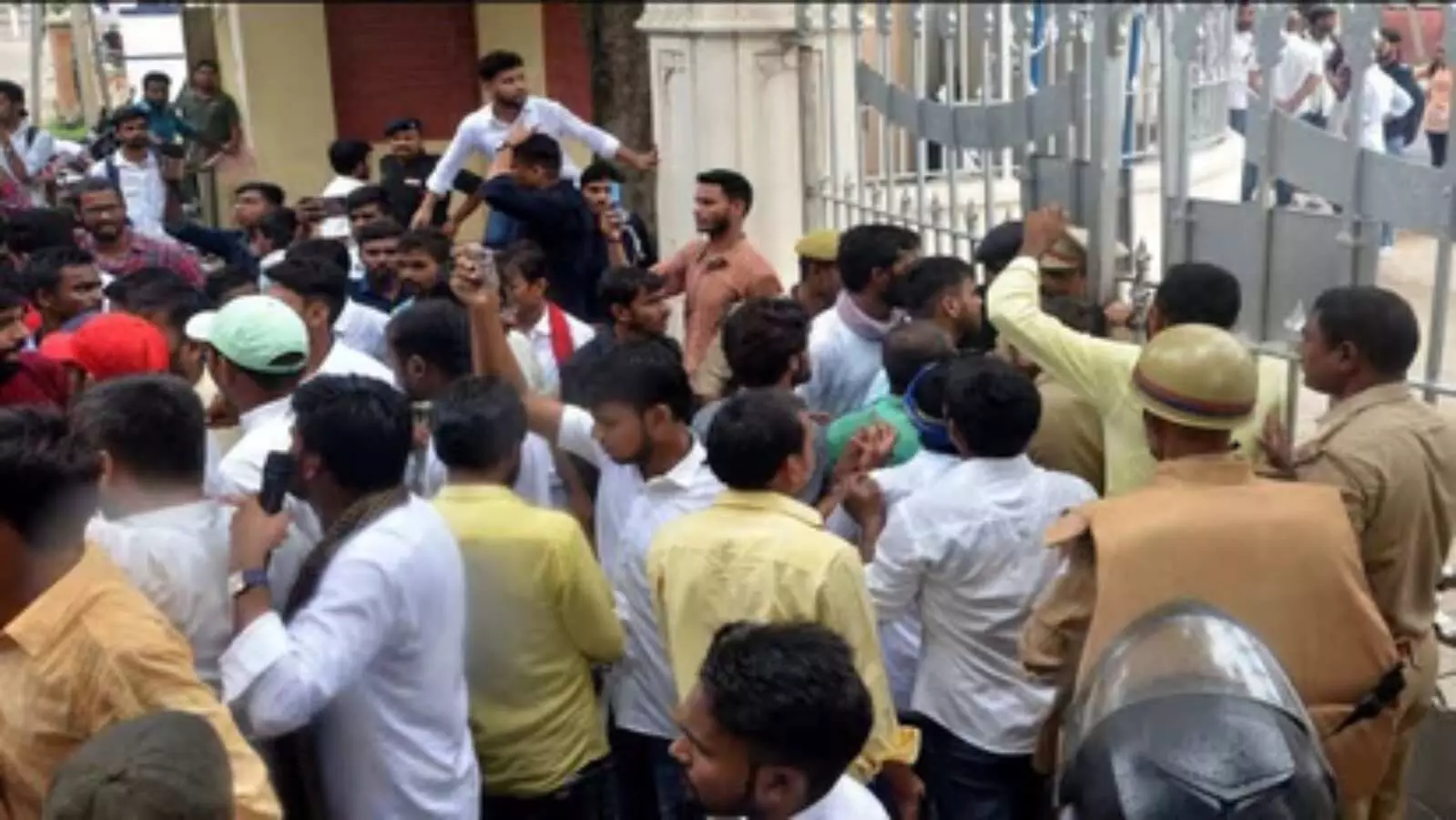 Allahabad University Fee Hike Student broke Chhatra Sangh building lock Chief Proctor alleged misbehavior