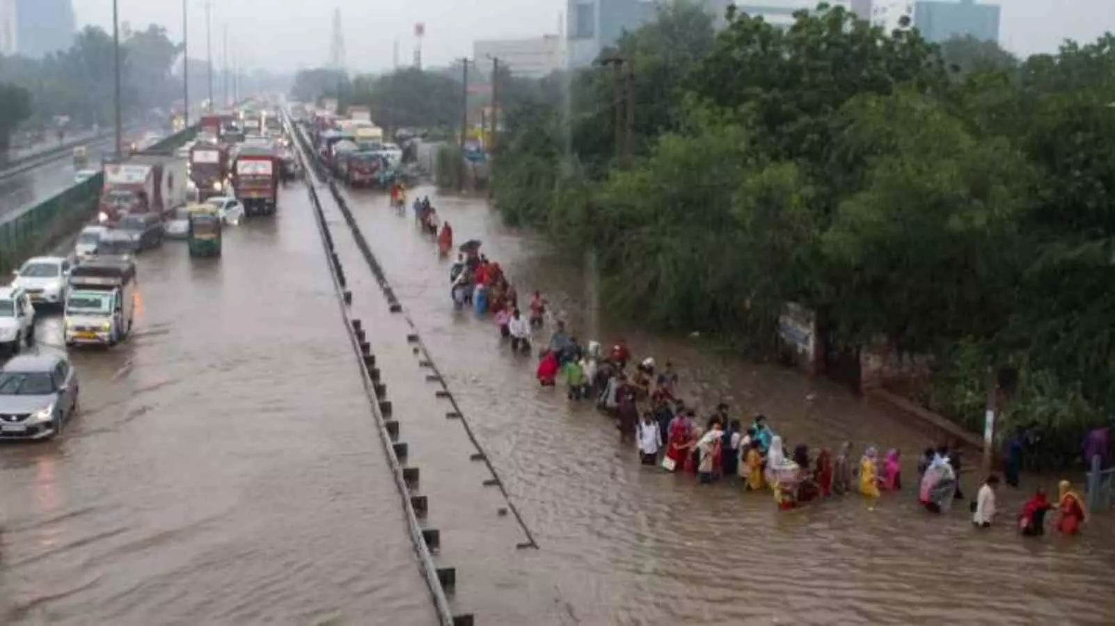 heavy rains 23 september in delhi ncr noida ghaziabad school closed office traffic weather forecast