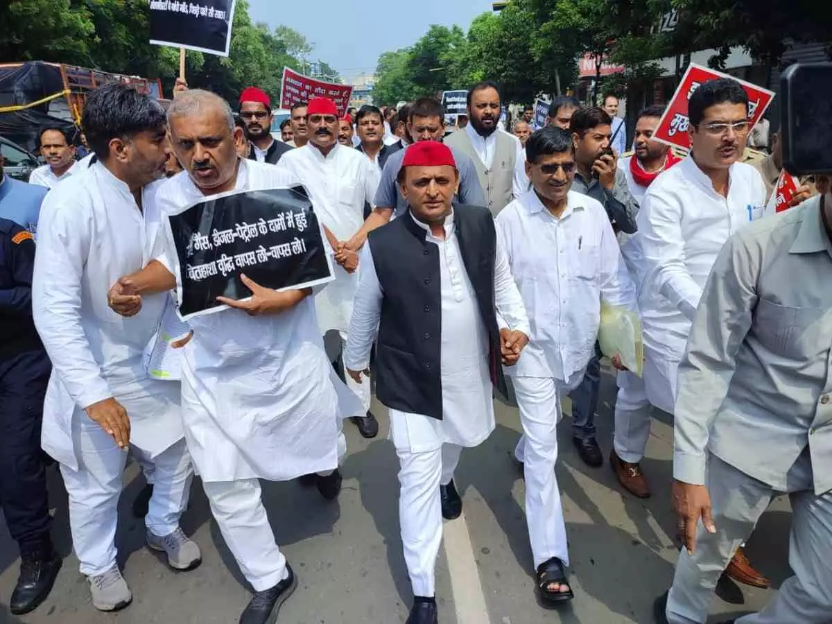 samajwadi party akhilesh yadav paidal march from up assembly to samajwadi party office