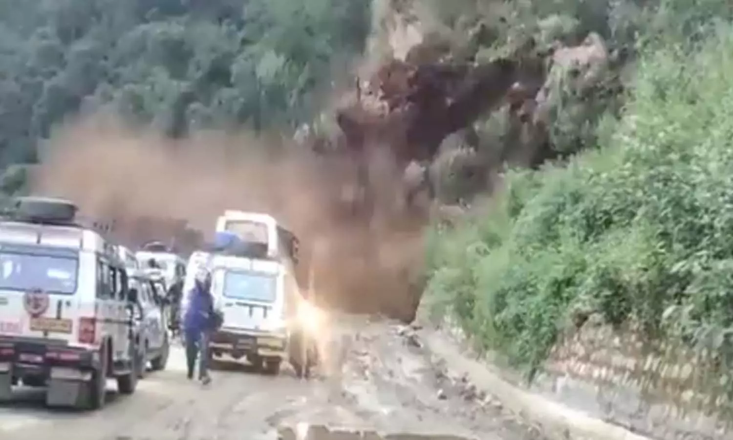 Tawaghat-Lipulekh NH connecting China border blocked due to landslide, more than 40 passengers stranded