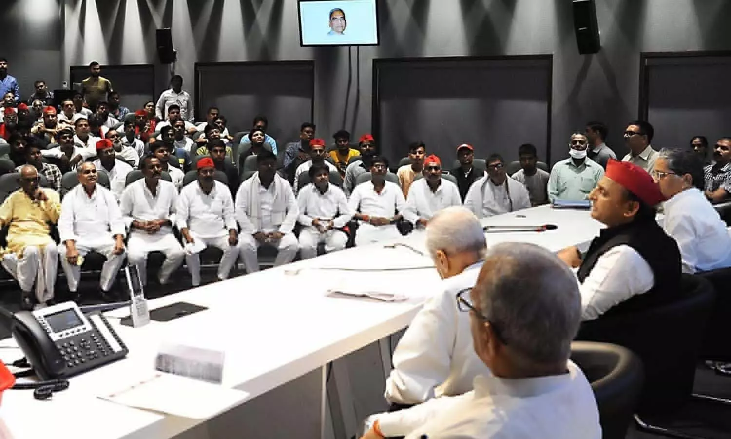 Before the Samajwadi Party convention, Akhilesh Yadav held a big meeting with the MLAs and MPs