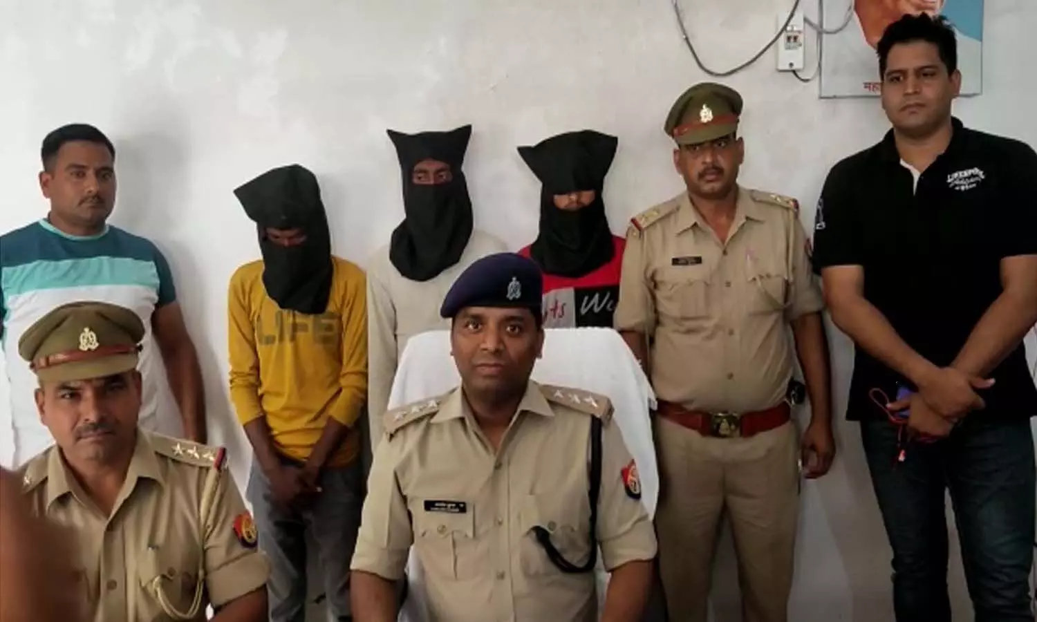 In Firozabad, police caught three members of inter-district vehicle thief gang in checking
