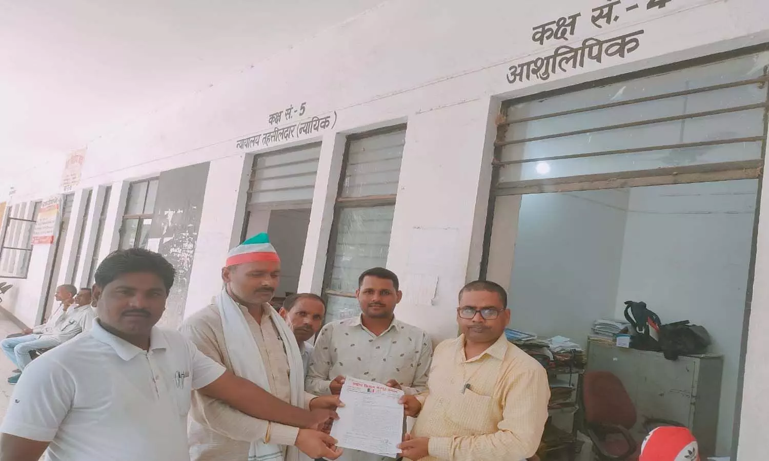 In Lakhimpur Kheri, farmers submitted memorandum to SDM Peshkar regarding sugarcane payment