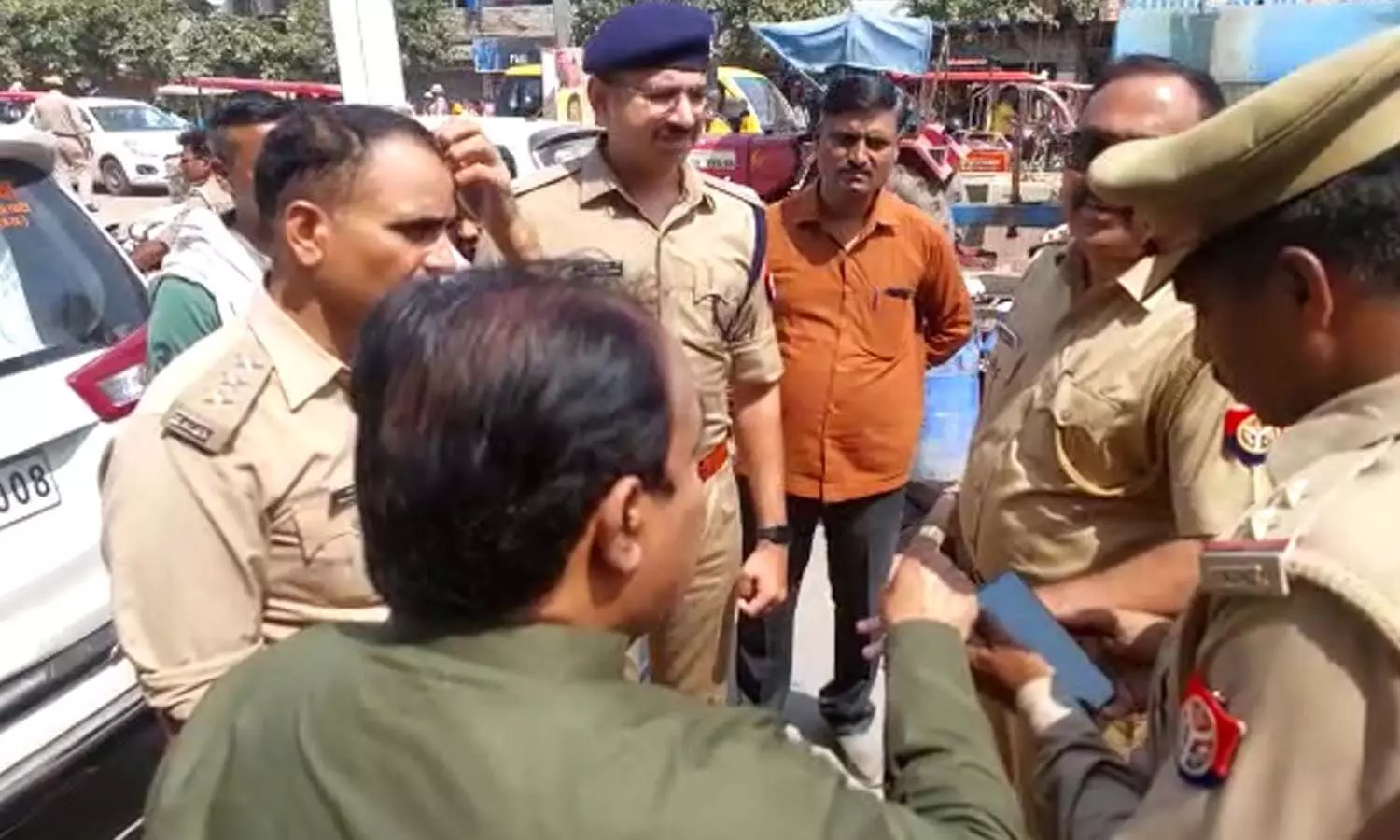 Traffic police committed indecency during vehicle checking at roadways stand of Etah with BJP state minister DD Bharti