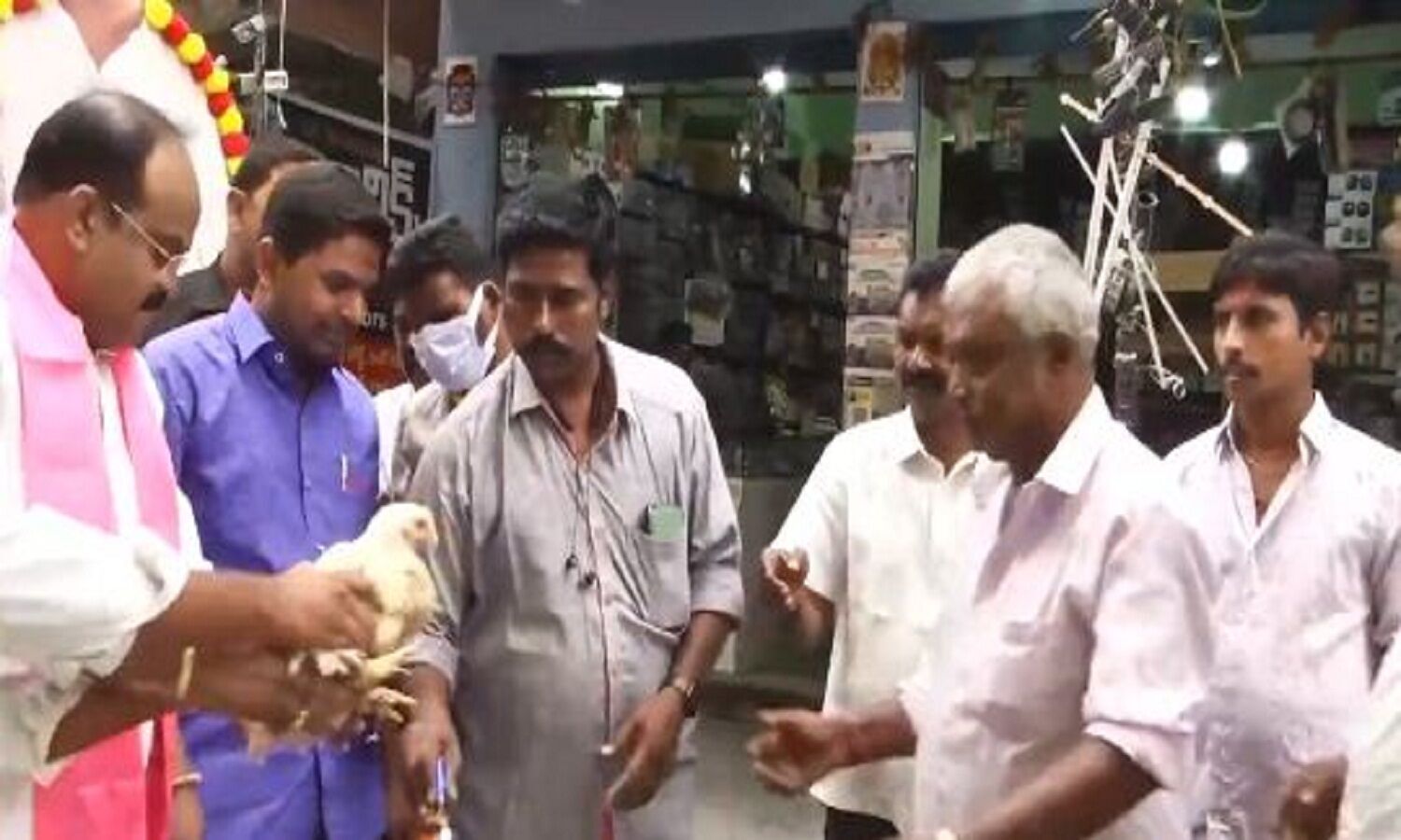 Telangana Video: Leaders are distributing liquor and chicken, TRS explodes after becoming a national party