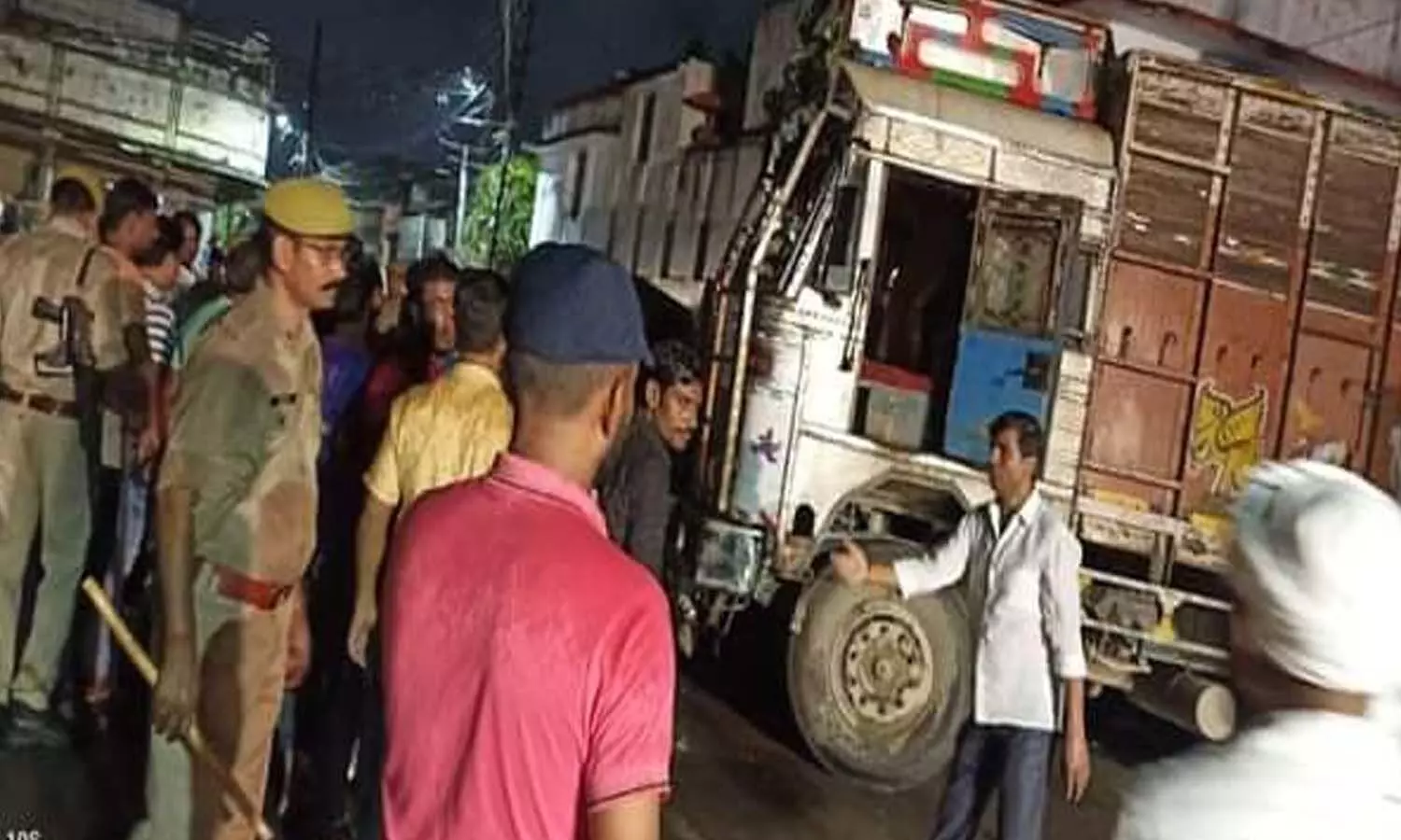 Uncontrolled truck rammed into fair in Deoria, two cousins ​​killed, half a dozen injured