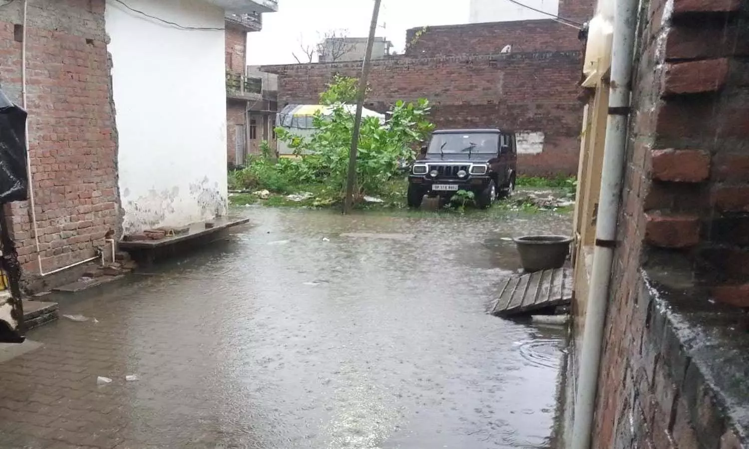 Waterlogging at many places due to rain in the district, DM ordered to close the school