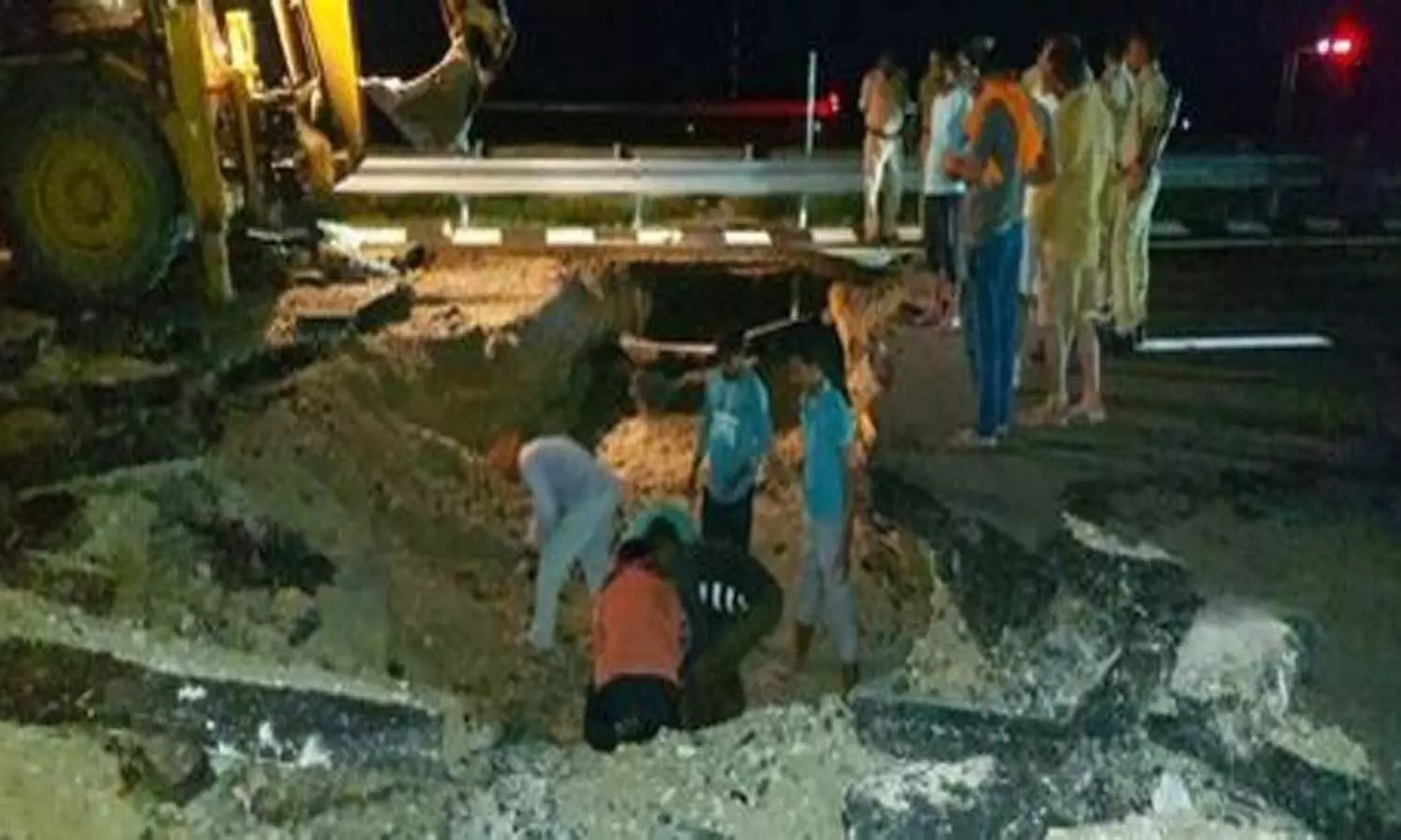 Poorvanchal Expressway 10 feet submerged due to rain, many vehicles damaged