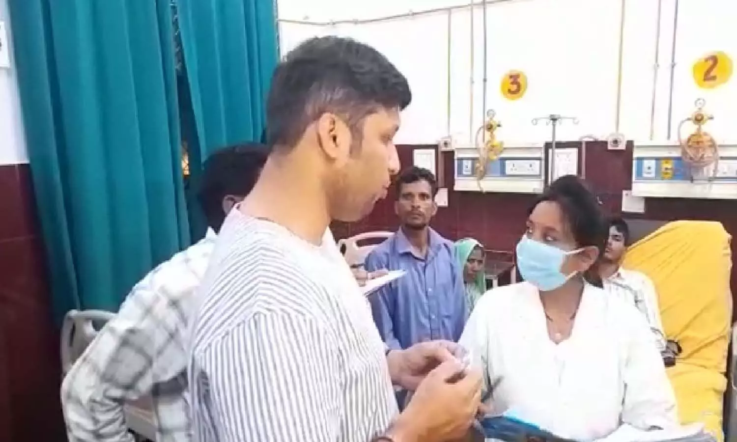 Rampur: DMs surprise inspection in district hospital, doctors complaint, outsiders write medicines