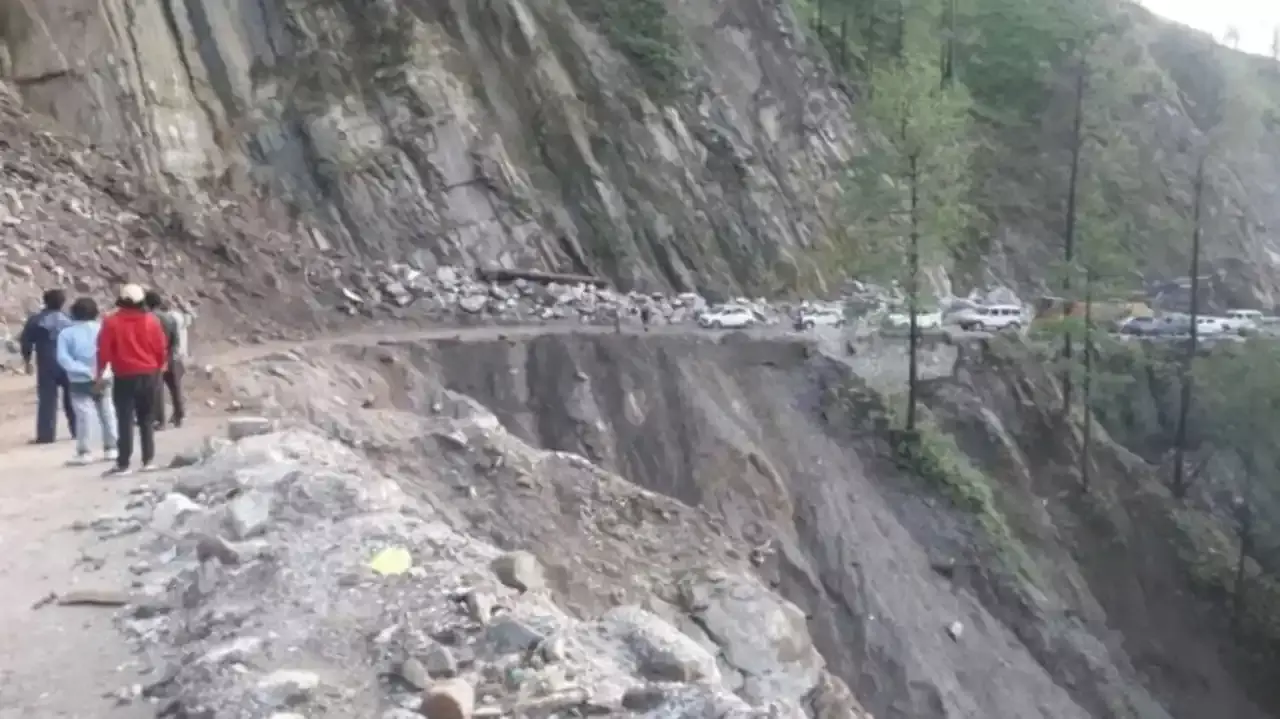 Heavy Rain and landslide in Uttarakhand Vehicles stuck on Tanakpur  Pithoragarh highway closed | Rain in Uttarakhand: टनकपुर-पिथौरागढ़ मार्ग पर  फंसी गाड़ियां, भूस्खलन के कारण हाईवे बंद | News Track ...